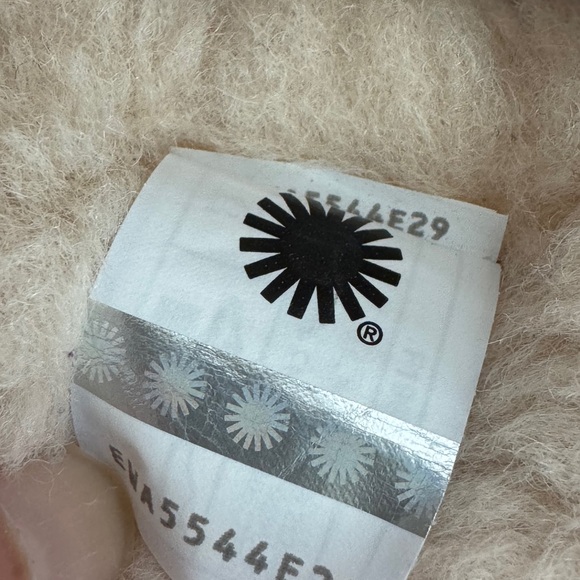 UGG Classic Short Embossed Logo Sz: 6 - Picture 10 of 11